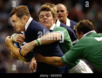 Schottlands Kapitän Gordon Bulloch (L) hält Irland`s Andy Craig beim Royal Bank of Scotland Rugby Countdown Test`s Murrayfield Stadium, Edinburgh, zurück. Stockfoto